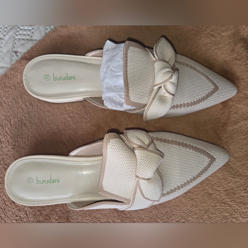 Women's Cream and Tan Slip-On Shoes 10
